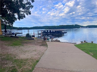 35 Knotty Pine Dr, Camdenton, MO 65020