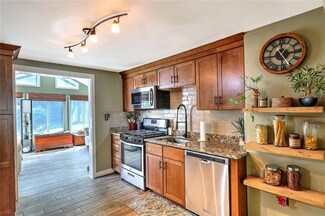 636 County Rd, Barrington, RI 02806
