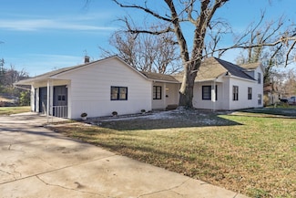 111 SE 7th St, Newton, KS 67114