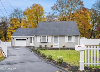 86 Old Barn Rd W, Stamford, CT 06905