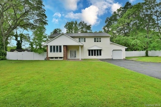 6 Attridge Ct, Melville, NY 11747