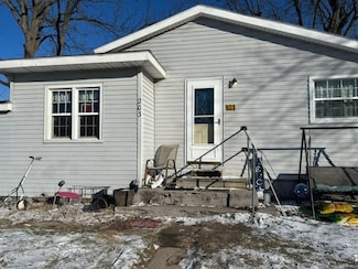 203 E Maple St, Medaryville, IN 47957