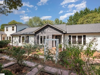 4 Mountain Crest Dr, Taylors, SC 29687