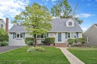27 Amby Ave, Plainview, NY 11803