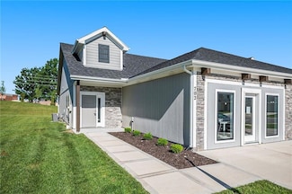 709 Ridge Dr, Smithville, MO 64089