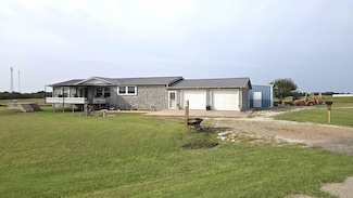 775 E Apache St, Medford, OK 73759