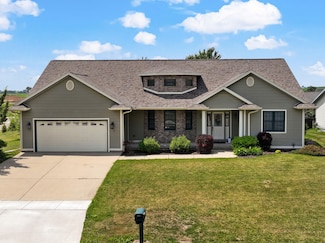 51 S Wyler Dr, Evansville, WI 53536