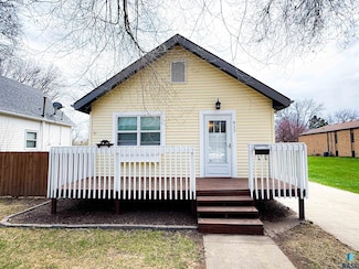 617 NE 1st St, Madison, SD 57042
