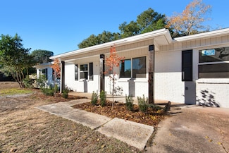 67 11th St, Shalimar, FL 32579