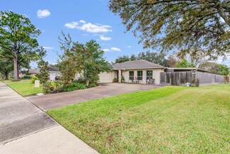 2911 Poplar Creek Ln, Pearland, TX 77584
