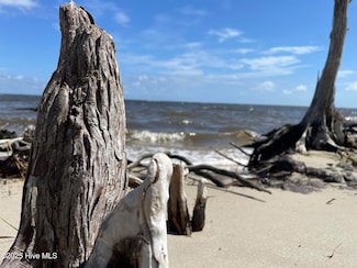 740 Sandy Point Dr, Beaufort, NC 28516