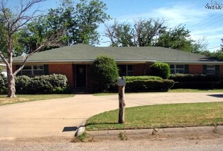 1121 W Oak St, Olney, TX 76374