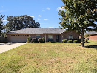 427 Chancellor Dr, Palestine, TX 75803