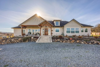 893 Old Stage Rd, Central Point, OR 97502