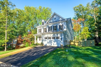 521 Woodland Ct NW, Vienna, VA 22180
