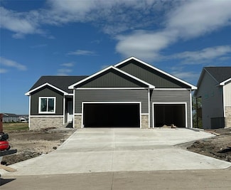 945 11th St, Waukee, IA 50263