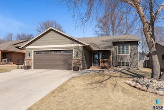 4920 E Fernwood Dr, Sioux Falls, SD 57110