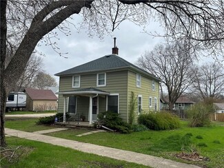 215 S 4th St, Winterset, IA 50273