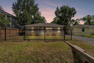 8150 Snowden St, Houston, TX 77028