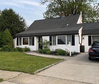 24 Club Ln, Levittown, NY 11756