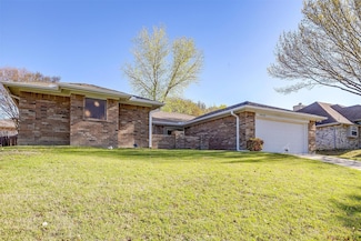 10048 Regent Row St, Benbrook, TX 76126