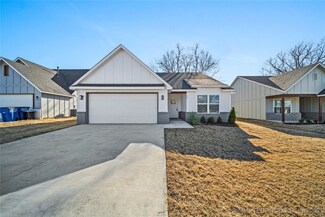405 W Harrison Ave, Chouteau, OK 74337