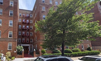 63-89 Saunders St Unit 2B, Rego Park, NY 11374