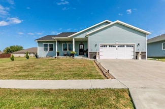 1613 Mckay Dr, Knoxville, IA 50138