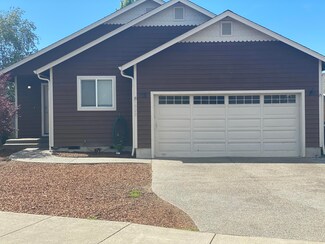1022 Rainwood Ln, Grants Pass, OR 97527