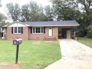 107 W Poplar St, Bladenboro, NC 28320
