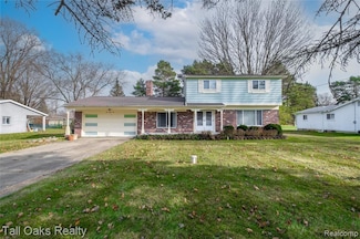 1042 Arapaho Dr, Burton, MI 48509