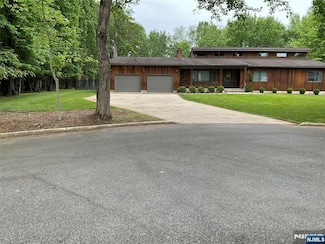 625 Roberge Dr, Westwood, NJ 07675