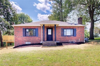 540 E Maple St, Hartville, OH 44632