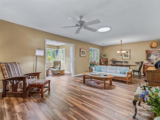 144 Derbyshire Dr, Hendersonville, NC 28792