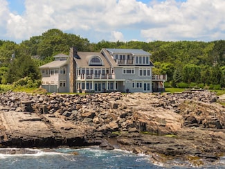 121 Bald Head Cliff Rd, Cape Neddick, ME 03902