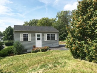20 Hickory Rd, Oakwood Hills, IL 60013