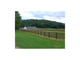 8700 Canal Rd, Frazeysburg, OH 43822