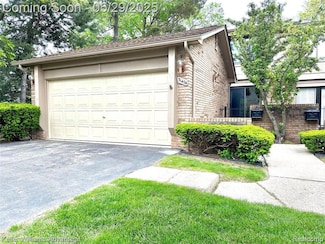 31404 Hunters Circle Dr, Farmington Hills, MI 48334