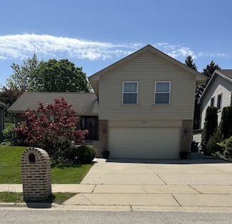 205 Grovenor Dr, Schaumburg, IL 60193