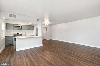 9445 Fairfax Blvd Unit 303, Fairfax, VA 22031