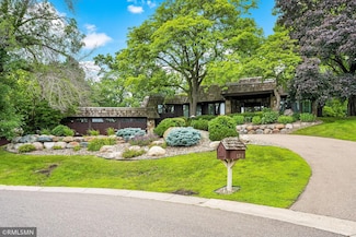 6216 Braeburn Cir, Edina, MN 55439
