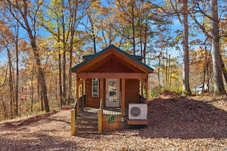 527 Saunders Rd, Franklin, NC 28734