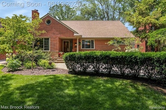25845 Salem Rd, Huntington Woods, MI 48070