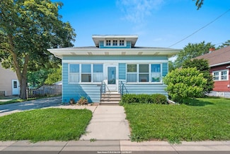 122 W 17th Ave, Oshkosh, WI 54902