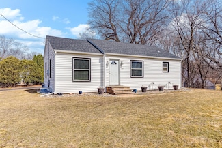 467 Wildwood Rd, Mahtomedi, MN 55115
