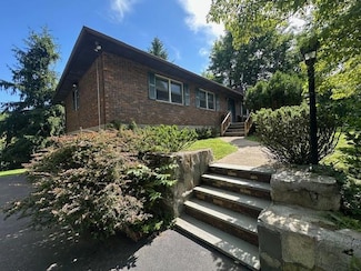 18 Ridgefield Ln, Newburgh, NY 12550