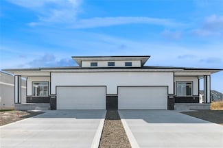 4756 172nd St, Urbandale, IA 50323