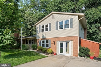 5267 Pumphrey Dr, Fairfax, VA 22032
