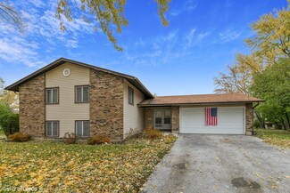 6935 Glenn Ct, Woodridge, IL 60517