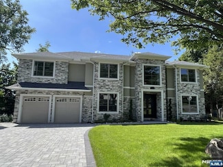 275 Gorden Dr, Paramus, NJ 07652
